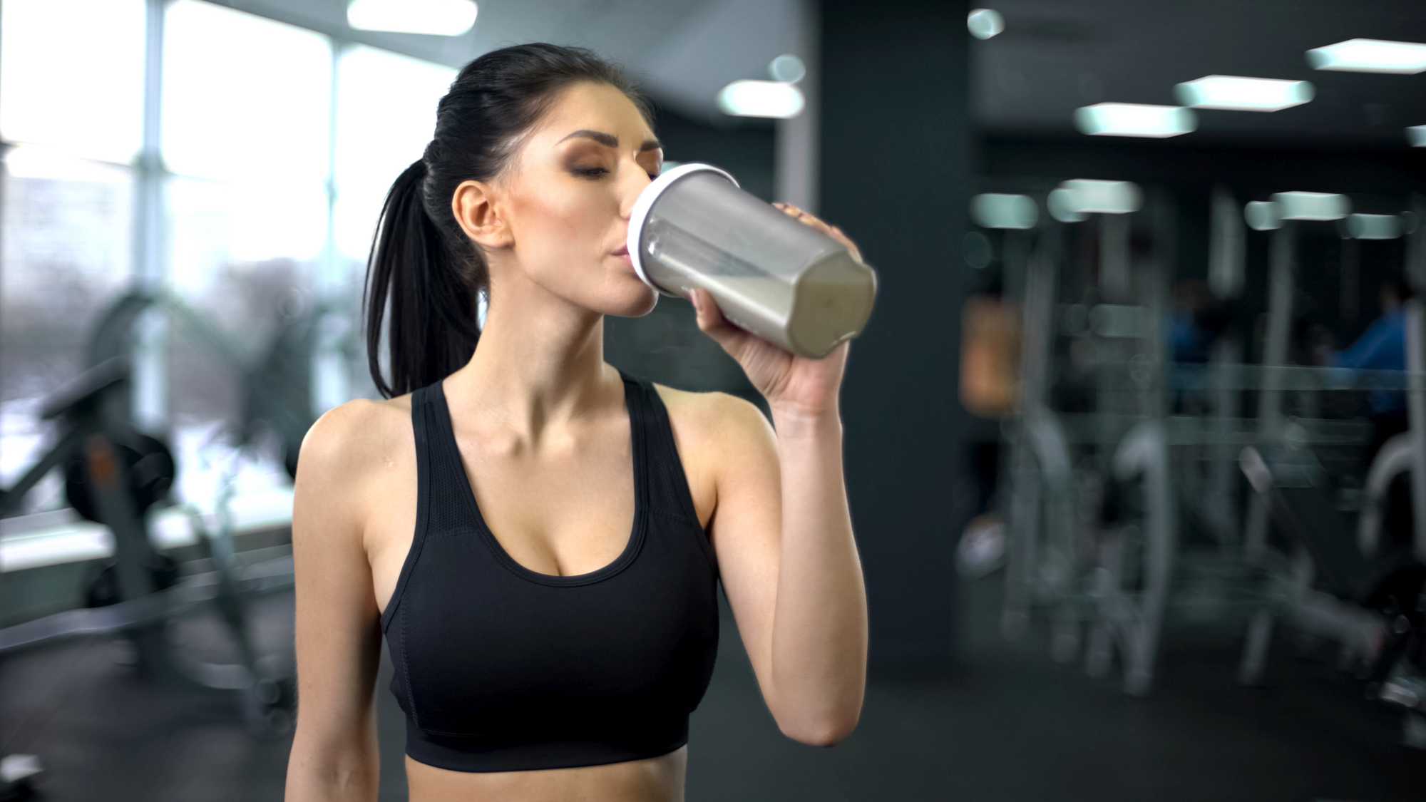 žena pije proteinový nápoj_1